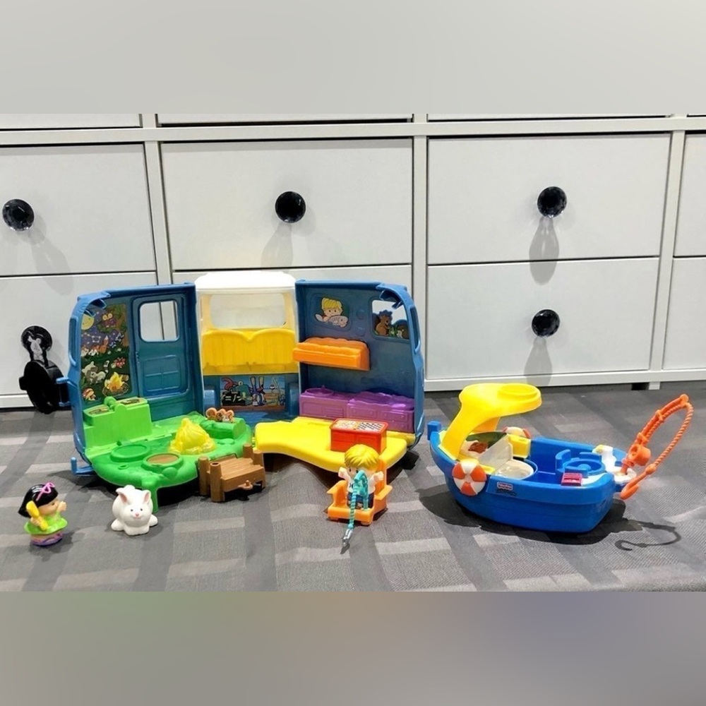 2015 Mattel Fisher Price Little People Songs & Sounds Camper RV & Action Figures
